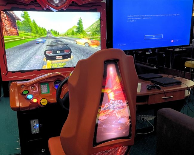 Symulator jazdy Fast & Furious w sali gier